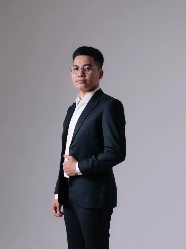 Ricky Julpiter Sipayung dalam setelan jas hitam